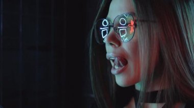 Neon ışıklı güzel ve seksi bir kadının portresi. Dilini çıkarıyor ve dudaklarını erotik bir şekilde yalıyor. Gece hayatı konsepti.