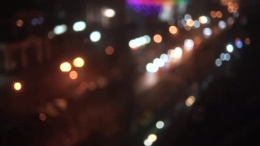 Seçici elektrik odaklı görüntü ve parlak ışıkların enerjisi ve gece şeridinde trafik. Gece hayatı konsepti.