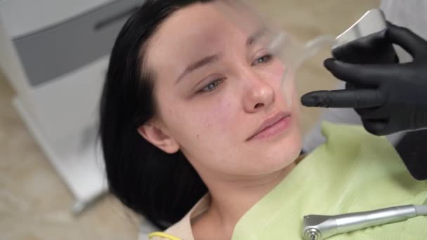 Friska ser kvinnliga klienten poser för en fotosession kamera, håller en dentalupprullare, visar vita friska tänder och håligheter. Porträtt. Tandvård. — Stockvideo