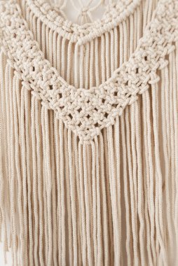 El yapımı makrome doku örneğinin yakın çekimi. Çevre dostu modern DIY iç dekorasyon için örgü konsepti. 100 pamuktan el yapımı makrome. Ayrıntıları kapat.