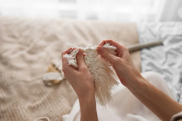 Dekor makromu. Bir kadının eli makrome tarzında bir Noel ağacını tutar. Boho dekor, eko dekorasyon, süsler, el yapımı, duvar halıları, makrome eğitimi, kopyalama alanı