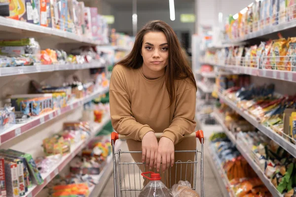 Młoda Biała Dama Supermarkecie Opierając Się Wózek Patrząc Kamerę Duży — Zdjęcie stockowe