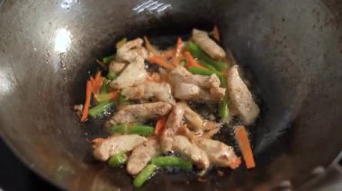 Tavada kızartılmış tavuk eti, havuç ve yeşil fasulye yakın çekim. Sıcak zeytinyağı.