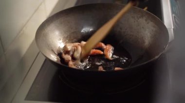Tavada kızarmış tavuk fileto parçaları. Et üzerinde altın kabuk. Kaynar yağ. Evde yemek pişir. İştah açıcı görünüyor. Hızlı ve sağlıksız bir akşam yemeği. Nane lifleri. Siyah kızartma tavası. Döndürme. Isı.