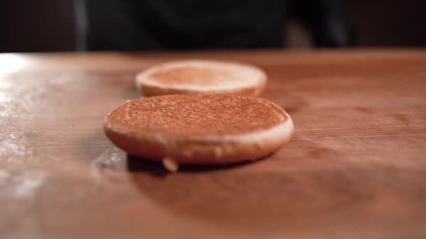 厨师准备了一个汉堡包.特写镜头- -一个男人在汉堡包的油炸汉堡包上涂上了一个男人的手涂的酱汁. — 图库视频影像