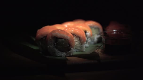 Bel sushi appetitoso con tonno, un raggio di luce. — Video Stock