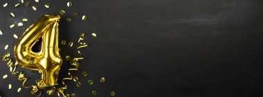 Altın folyo balon numarası dört ya da dört. Üzerinde 4. siyah beton arkaplan yazan doğum günü tebrik kartı. Yıldönümünü kutluyoruz. Pankart. Boşluğu kopyala