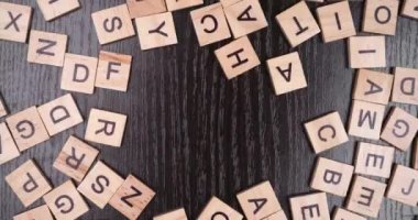 Yazıt özgürlüğü ile hareket animasyonunu durdurun, koyu ahşap arka planda hafif ahşap harfler kelimelere ekleyin.