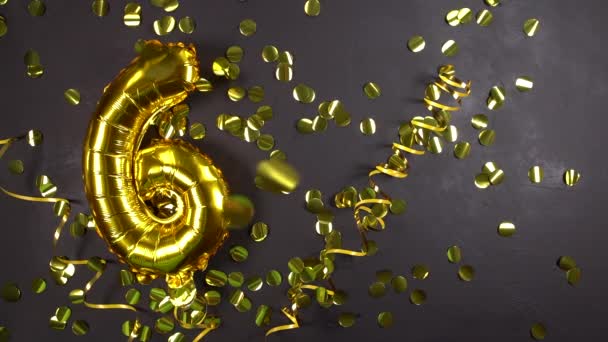 Altı ya da altı numaralı altın folyo balonu. Altıncı yazılı doğum günü tebrik kartı. Siyah beton arka plan. Yıldönümünü kutluyoruz.. — Stok video