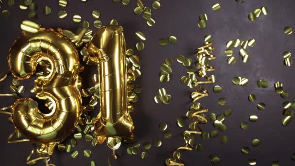 Goldene Folie Ballon Nummer 31. Geburtstags- oder Geburtstagskarte mit der Aufschrift 31 Schwarzer Betonhintergrund. Jubiläumsfeier. — Stockvideo