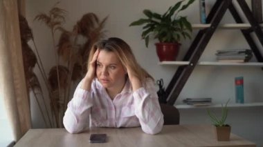 Üzgün, düşünceli, genç, Afro-Amerikan, düşünceli, düşünceli, düşünceli, sorunlarını düşünen, evde tek başına oturan, karışık ırktan etnik bir bayanın depresyonda olduğunu hisseden yalnız bir konsept..