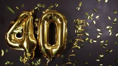 Kırk numaralı altın folyo balonu. 40 yazılı doğum günü ya da yıldönümü kartı. Siyah beton arka plan. Yıldönümü kutlaması. Boşluğu kopyala