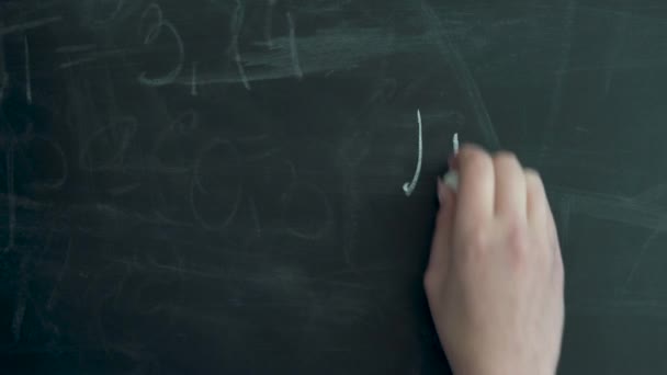 Γράφω Πι. Γράφω τον αριθμό π στον πίνακα. Ένα γυναικείο χέρι γράφει με άσπρη κιμωλία. — Αρχείο Βίντεο