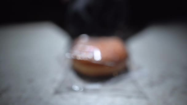 シェフの手の近くには、パッケージ化されたバーガーパンを開きます。ゴマ入りの丸パン。カメラの動き. — ストック動画