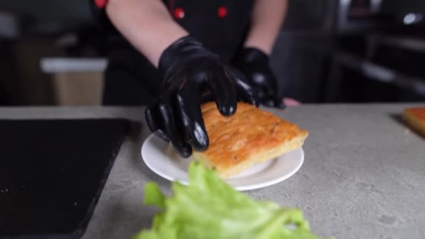 Τη διαδικασία παρασκευής φοκάτσια με ζαμπόν γαλοπούλας στην κουζίνα. Οι σεφ παίρνουν ένα κομμάτι ψωμί και το τοποθετούν στο ξύλο κοπής.. — Αρχείο Βίντεο
