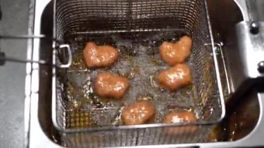 Tavuk nuggetlı tavada haşlanmış sebze yağı. Profesyonel fritöz. en üstteki görünüm