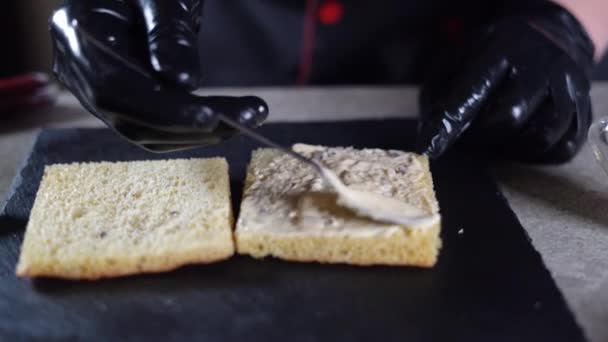 Mutfakta hindi jambonuyla Focaccia yapma süreci. Şefin yakın çekim elleri ekmeğe bir kaşık mayonez ya da beyaz sos koyar.. — Stok video