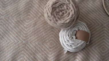 Makrome için ip, makrome dokuma. Örgü örmek için sicim topları yatağın üzerine atılır. Boşluğu kopyala.