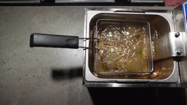 Warme kokende plantaardige olie in een pan met kipnuggets. professionele friteuse. bovenaanzicht — Stockvideo