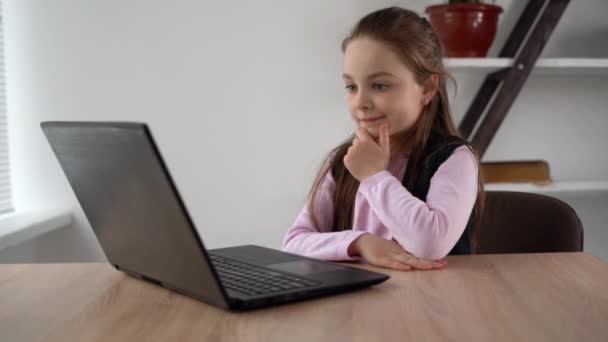 Bilgisayar ekranında video izleyen Kafkas ergen kızın gerçekçi korku tepkisi. Okulda ve ergen çocuklarda internet bağımlılığı. Zihinsel durum. — Stok video
