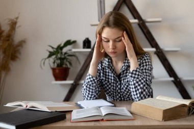 İş yerindeki kadın stresi ya da iş kadını ve işyerindeki serbest çalışan öğrencinin çalışma stresi. Baş ağrısı, uzak bir şirket çalışanının ya da yabancı bir öğretmenin yaşam biçimidir. Psikolog sorunu