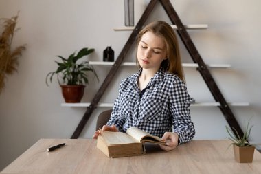Masada oturan öğretmen ya da Kafkas Koç derse hazırlanmak için internetten uzaktan çalışıyor. İş kadını serbest yazar, edebiyat okuyor. Moda bir kadın işçi ve ofiste bir iş.