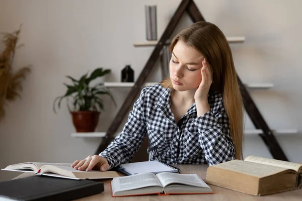 Άγχος πονοκέφαλος και κόπωση πρόβλημα των γυναικών freelance δάσκαλος ή φοιτητής στο χώρο εργασίας. Ανοίξτε τα βιβλία στο γραφείο. Απομακρυσμένη εργασία online. — Φωτογραφία Αρχείου
