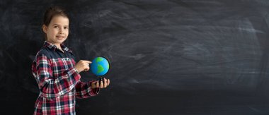 Sınıf eğitiminde dünya çapında bir öğrenci kız öğrenci.