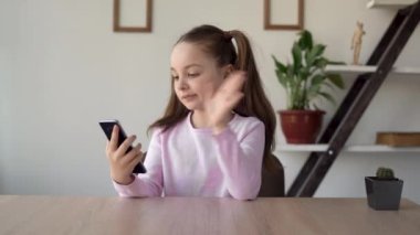 Kafkasyalı küçük öğrenci kız bir öğretmen-öğretmen ile akıllı telefon kamerasıyla iletişim kuruyor. İnternetteki bir çocuk akıl hocasına video araması. Bir aletin içinde eğitim kavramı.