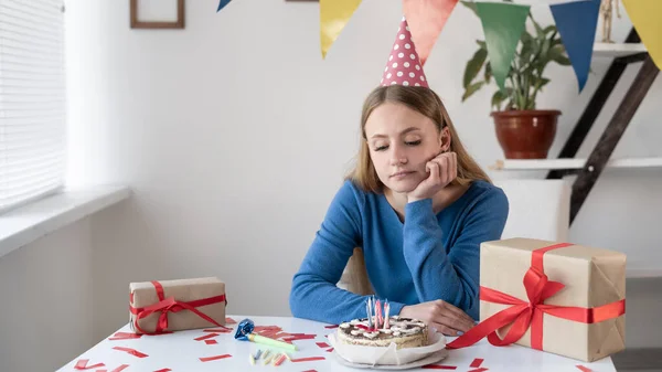 Una Mujer Negocios Triste Solitaria Sienta Una Mesa Con Pastel — Foto de Stock