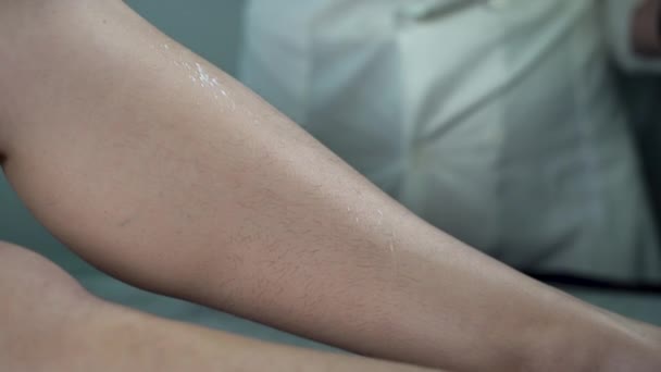 Preparing the skin for shugaring. The skin is treated with powder. hair removal in the spa salon. Close up of female hairy legs. — Stock Video