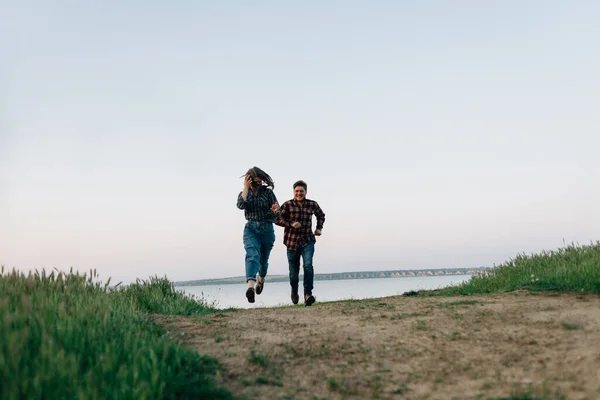 Pareja Loca Corriendo Largo Carretera Atardecer Camino Que Conduce Desde — Foto de Stock