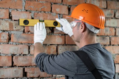 Kadın yürüyüşçü dağın tepesinde duruyor, elinde bir telefon tutuyor ve akıllı telefonuyla selfie çekiyor. Uyarı.