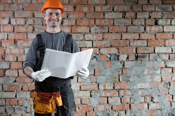 Lächelnder Bauarbeiter Mit Einem Plan Oder Einer Zeichnung Der Hand — Stockfoto