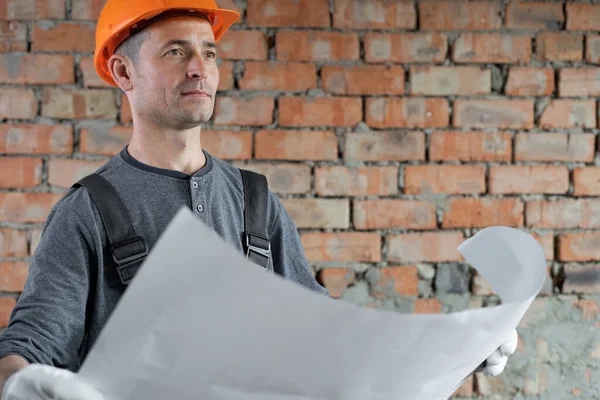 Retrato Close Construtor Capacete Laranja Com Plano Desenho Mãos Engenheiro — Fotografia de Stock