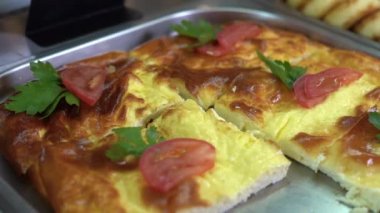 Güzel ve iştah açıcı bir yumurta omleti yemek servisimizde açık büfe veya açık büfede..