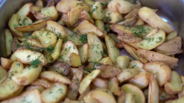 Close-up van zelfgemaakte dille gebakken aardappelen besprenkeld op de top. — Stockvideo