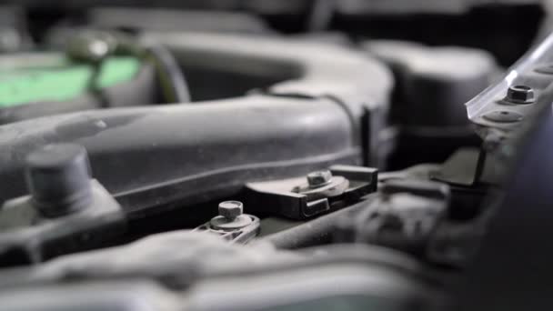 Крупный план электро отвертки откручивает болт в автомобиле, техническое обслуживание двигателя. — стоковое видео