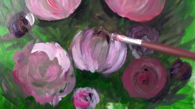 Resim yapmak için fırçanın yakın çekimi sanatçı akrilik boya vuruşları yapar güzel çiçek şakayıkları çizer.