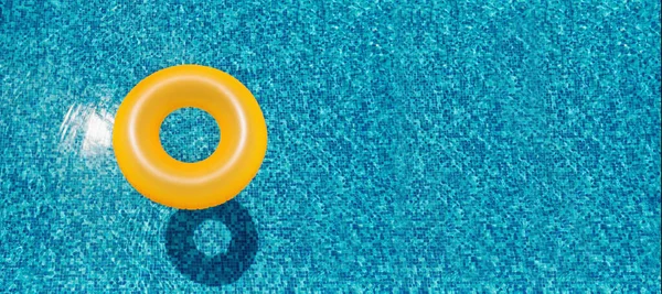 Ein Ring Der Einem Erfrischenden Blauen Pool Schwimmt Ein Aufblasbarer — Stockfoto