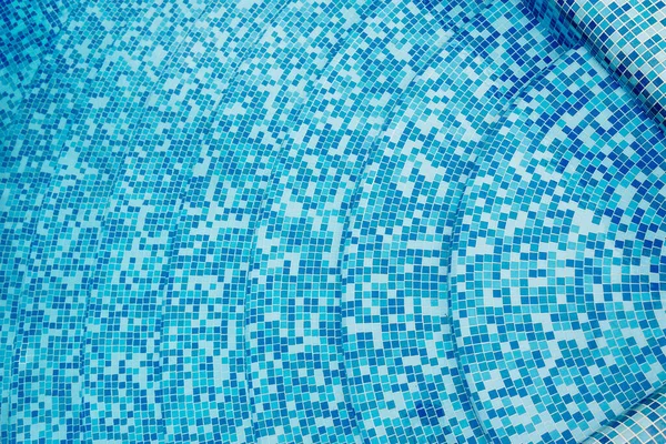 Modrá keramická mozaika na dně bazénu. Koupání v pozadí. Dlaždice v modrém tónu v bazénu. Koncepce pozadí tapety prostor. Místo pro text — Stock fotografie