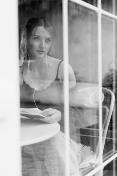 Vue Extérieure Une Fille Dans Café Avec Écouteurs Écoute Musique — Photo