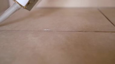 Silikon dolgu maddesini mühür tabancasıyla, silikon yapıştırıcıyı da genel ve endüstriyel uygulamalar için yakın çekim görüntüsü. Servis kavramı.