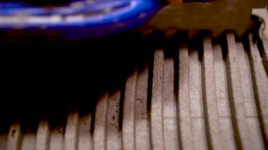 Duvarda beton bir malayla, yakın plan. Bir işçi duvara fayans yapıştırıcısı sürer. Ev yenileme konsepti. Metnin için yer.