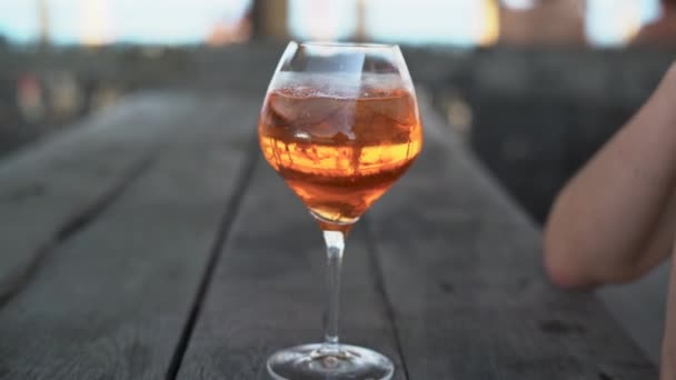 Mano femenina con una copa de cóctel Cuba Libre en una playa tropical. Concepto de resort de verano, bebidas alcohólicas. Señora caucásica descansando durante las vacaciones. — Vídeos de Stock