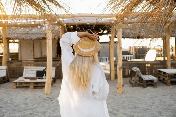 Voltar Ver Uma Mulher Chapéu Palha Fica Uma Praia Tropical — Fotografia de Stock