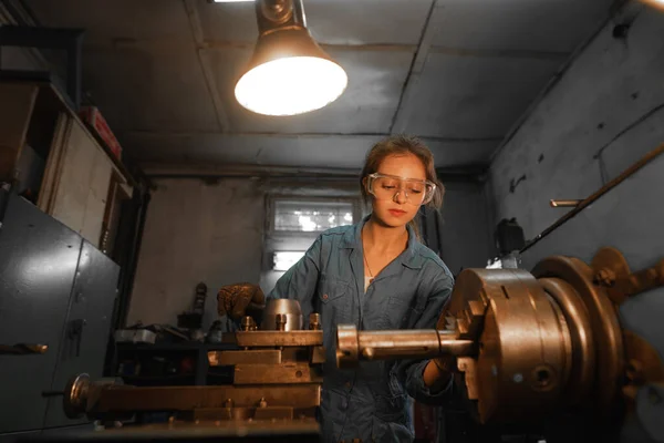 Turner Mujer Producción Cerca Del Torno Concepto Profesión Turner Metalurgia — Foto de Stock