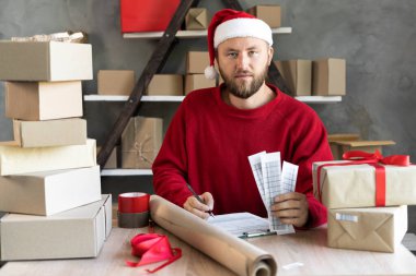 Ofiste kendi online alışveriş işim var, arka planda ambalaj popüler. Çevrimiçi alışveriş konsepti, küçük ve orta ölçekli girişimci serbest çalışma. Boşluğu kopyala.