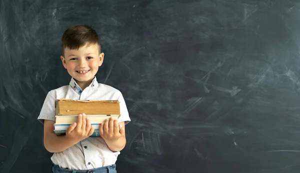 Feliz Estudiante Universitario Pie Junto Pizarra Aula Con Libros Texto — Foto de Stock