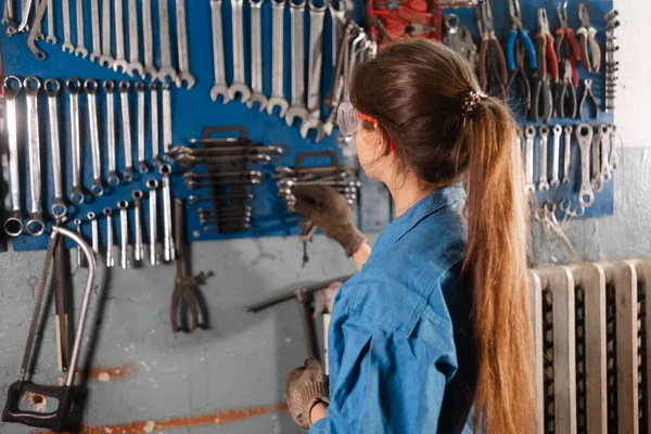 Een Jonge Vrouw Monteur Staat Garage Naast Stand Met Sleutels — Stockfoto